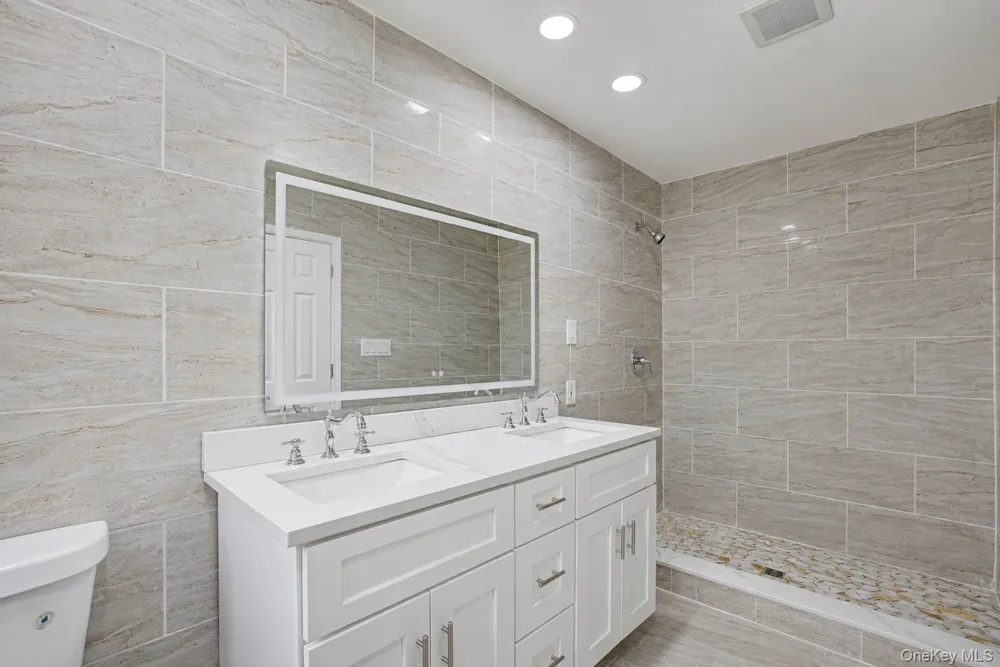 15 Dix Circle Dix Hills, NY 11746