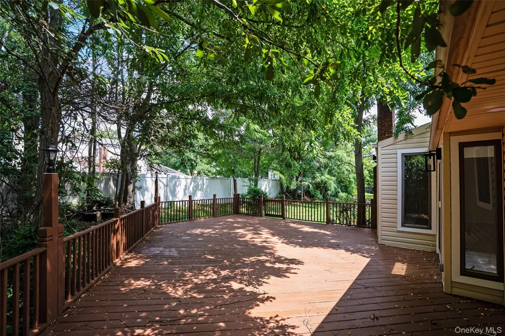 15 Dix Circle Dix Hills, NY 11746
