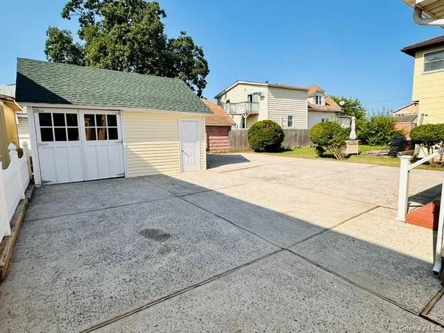 1424 Kiefer Avenue Elmont, NY 11003