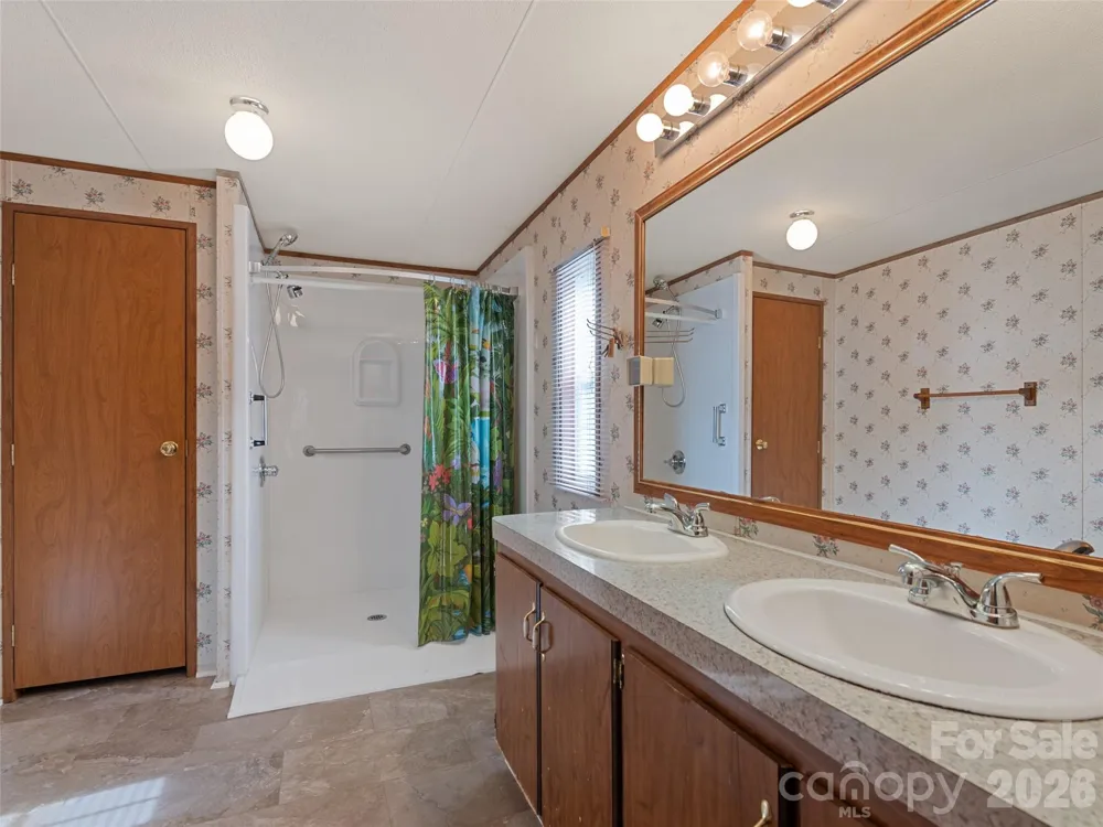 39 Spruce Street Waynesville, NC 28786