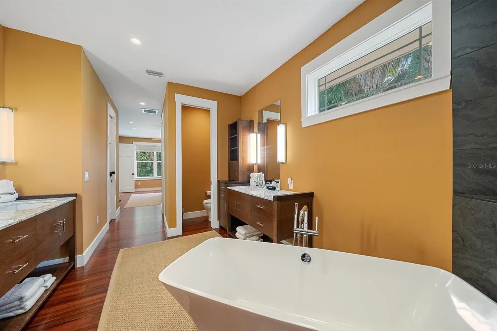 2395 HYDE PARK STREET Sarasota, FL 34239