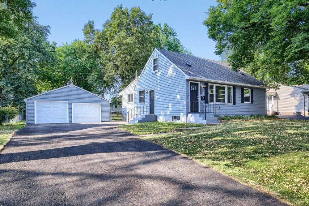 3694 Upper 73rd Street E Inver Grove Heights, MN 55076