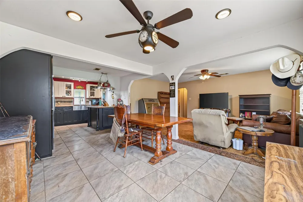 141 Town And Country Drive Huntsville, TX 77320