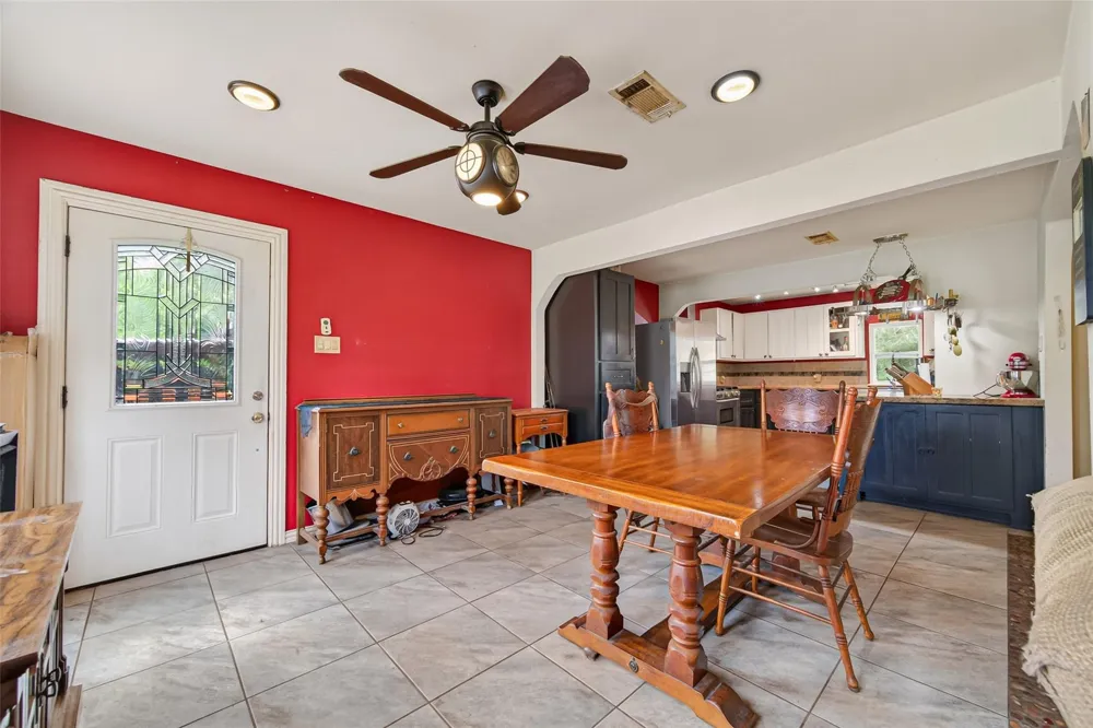 141 Town And Country Drive Huntsville, TX 77320