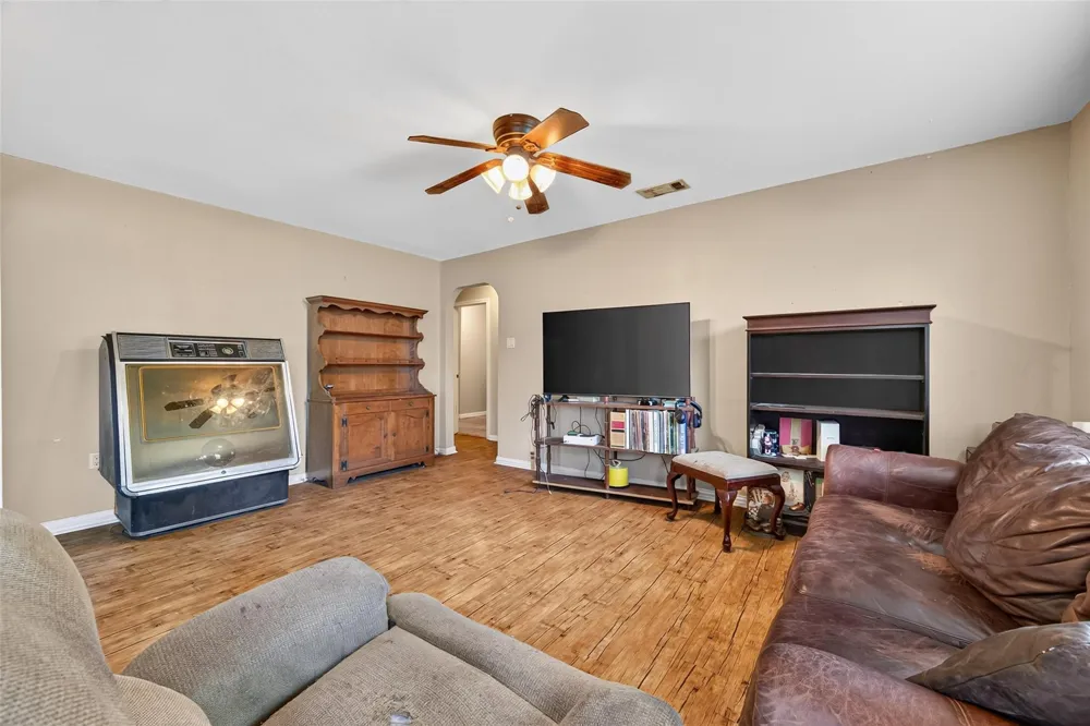 141 Town And Country Drive Huntsville, TX 77320