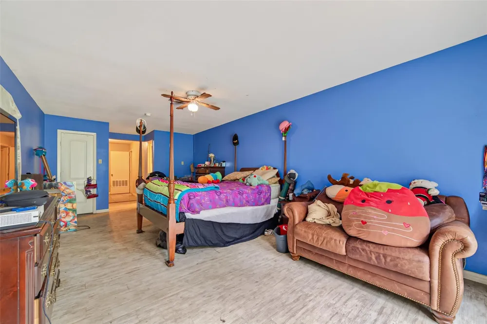 141 Town And Country Drive Huntsville, TX 77320