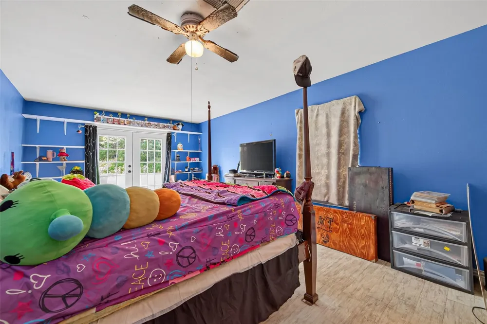 141 Town And Country Drive Huntsville, TX 77320