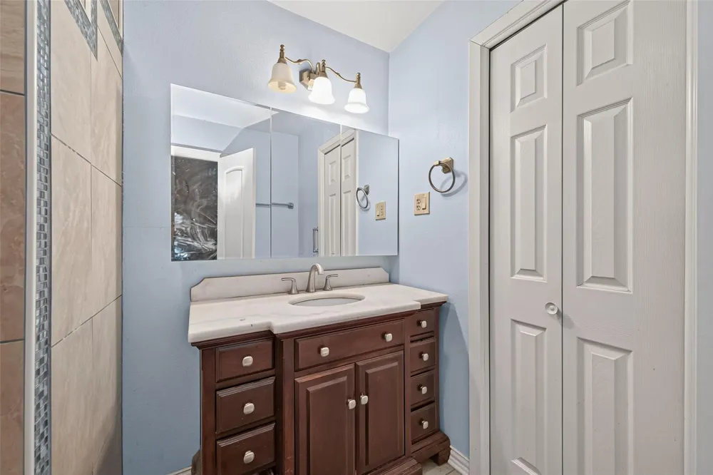 141 Town And Country Drive Huntsville, TX 77320
