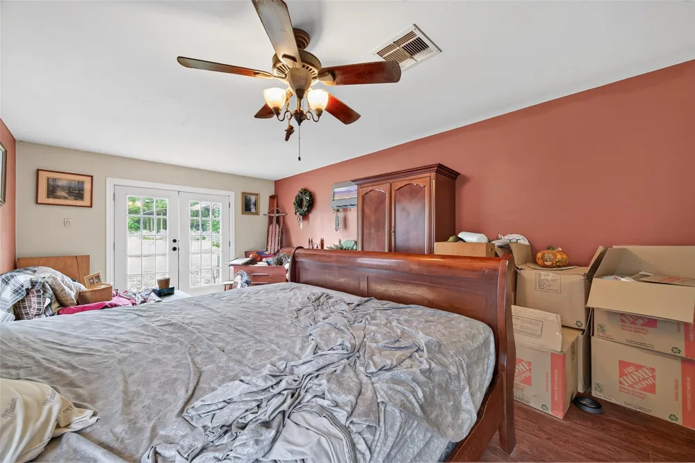 141 Town And Country Drive Huntsville, TX 77320