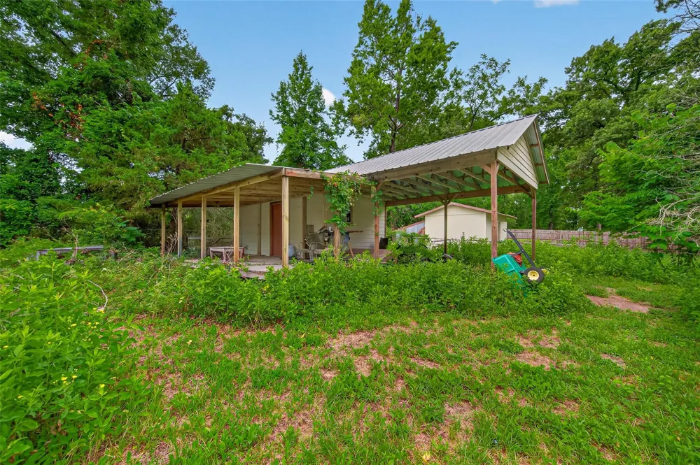 141 Town And Country Drive Huntsville, TX 77320