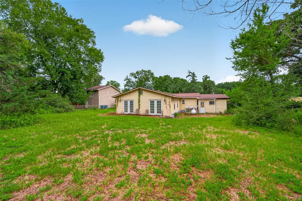 141 Town And Country Drive Huntsville, TX 77320