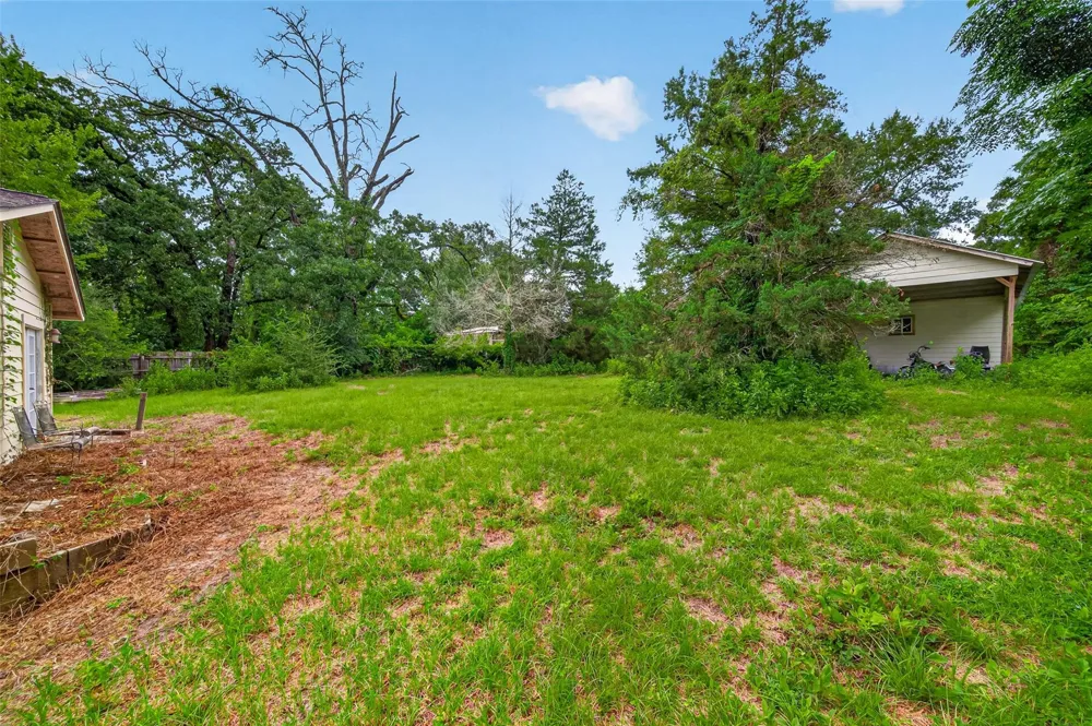 141 Town And Country Drive Huntsville, TX 77320