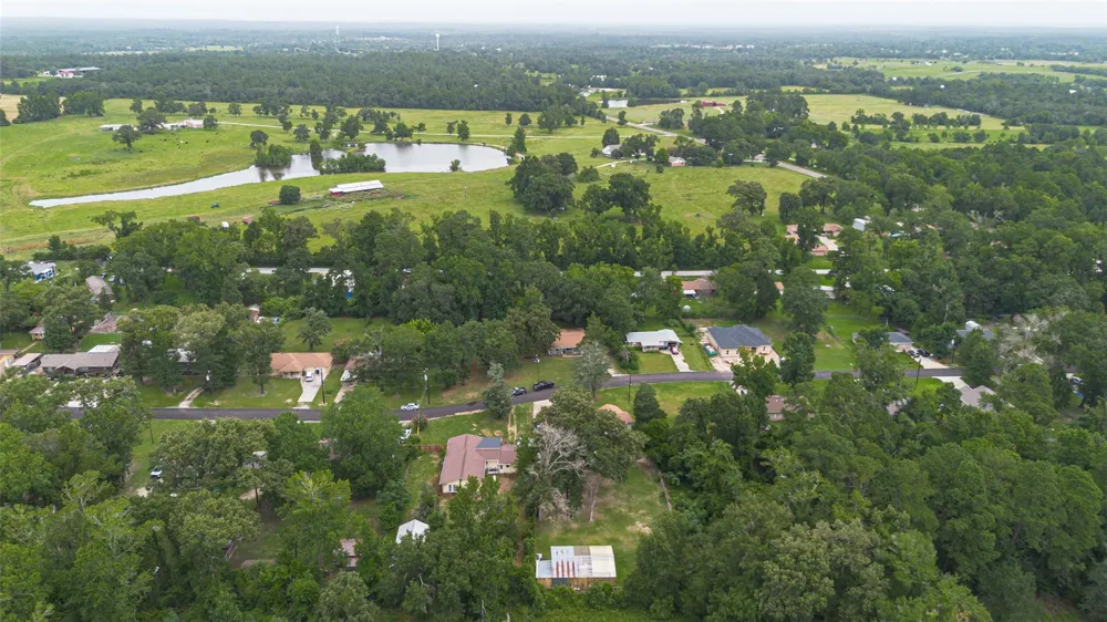 141 Town And Country Drive Huntsville, TX 77320