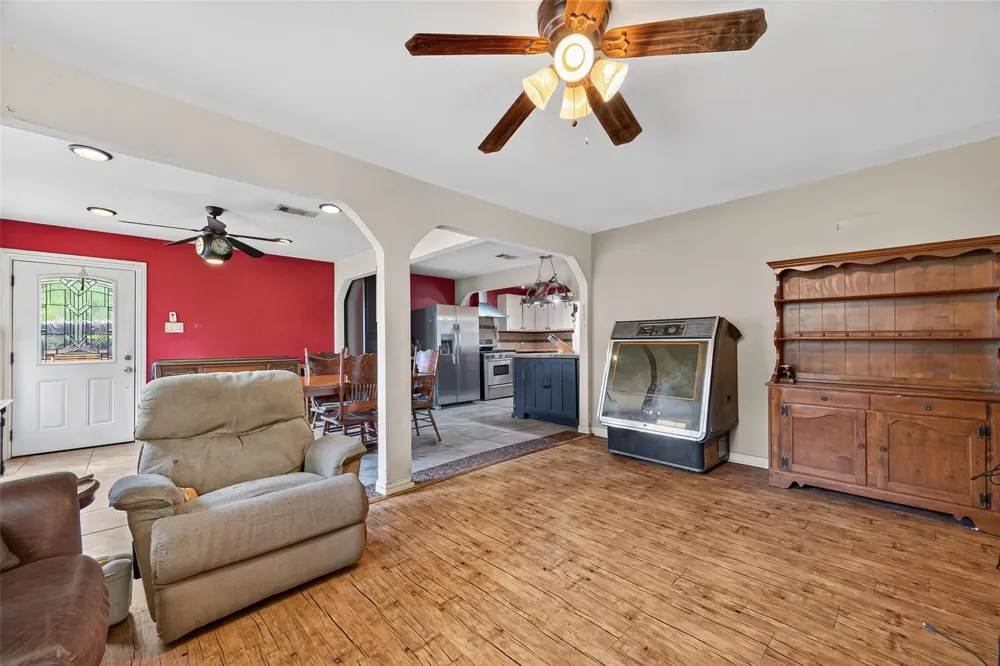141 Town And Country Drive Huntsville, TX 77320