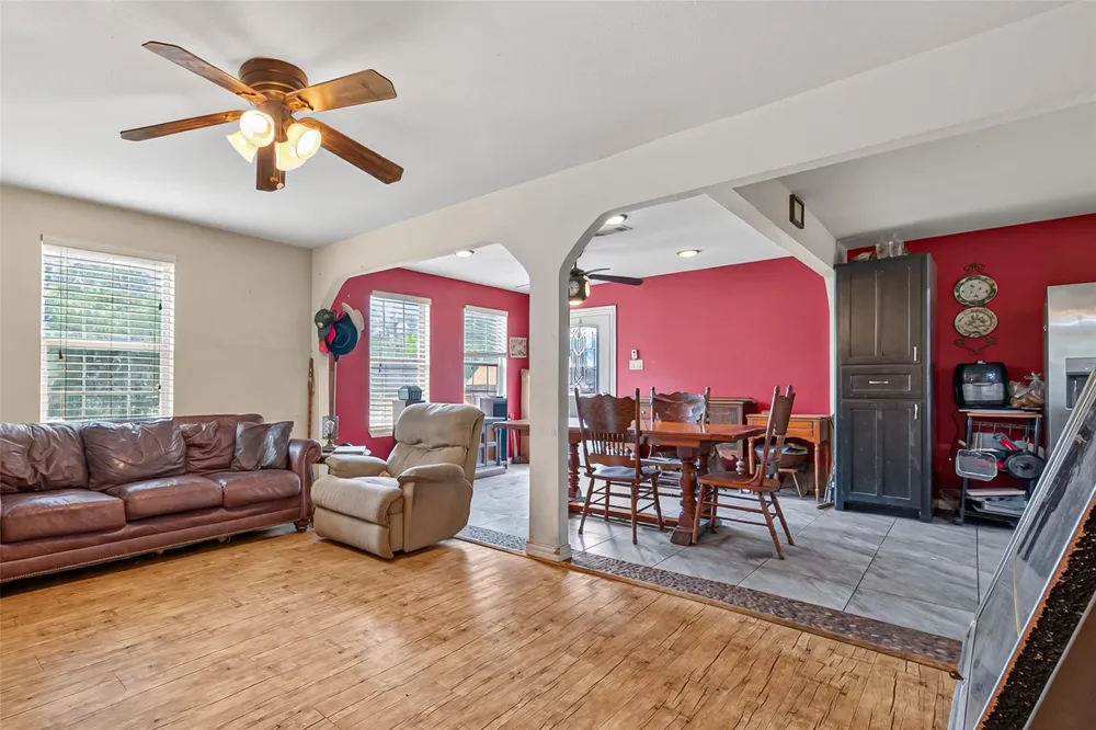 141 Town And Country Drive Huntsville, TX 77320