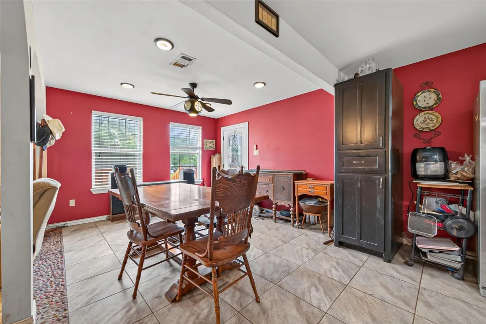 141 Town And Country Drive Huntsville, TX 77320