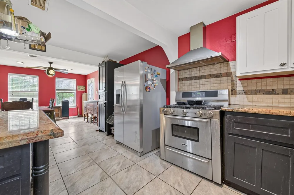 141 Town And Country Drive Huntsville, TX 77320