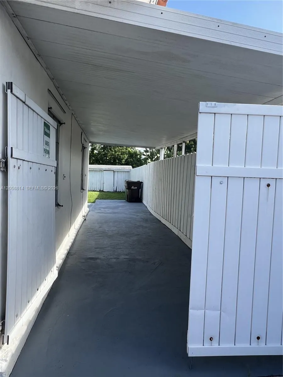 961 E 9th St Hialeah, FL 33010