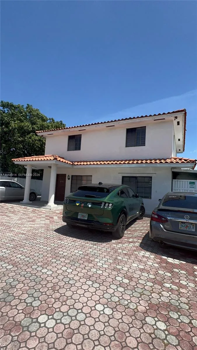 961 E 9th St Hialeah, FL 33010