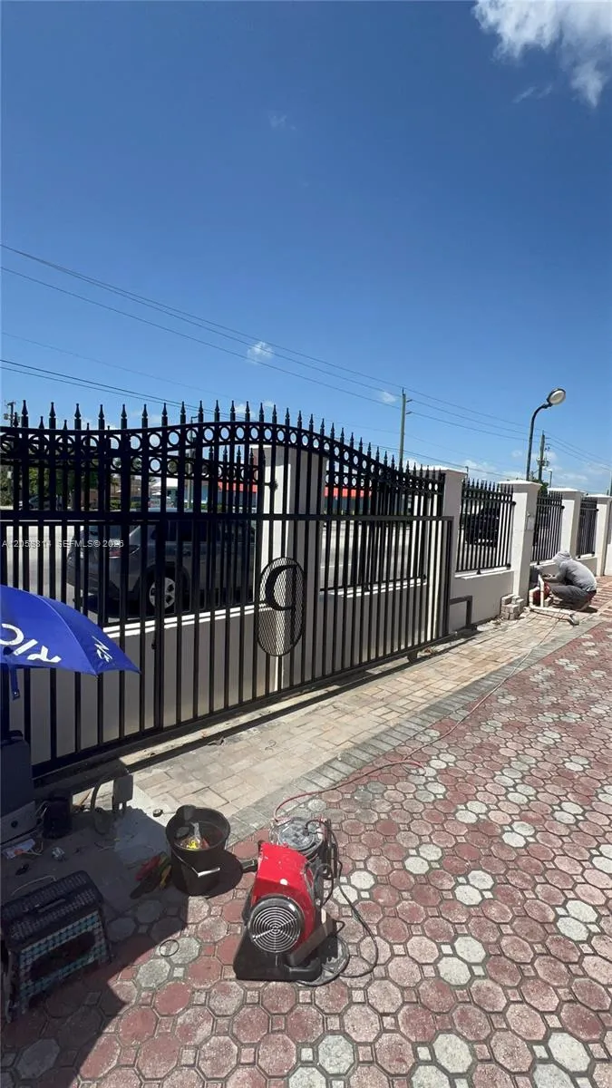 961 E 9th St Hialeah, FL 33010