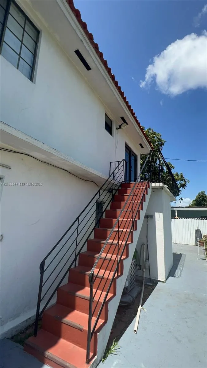 961 E 9th St Hialeah, FL 33010