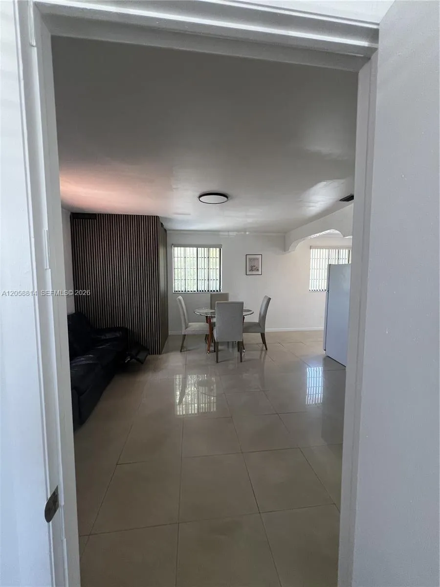 961 E 9th St Hialeah, FL 33010