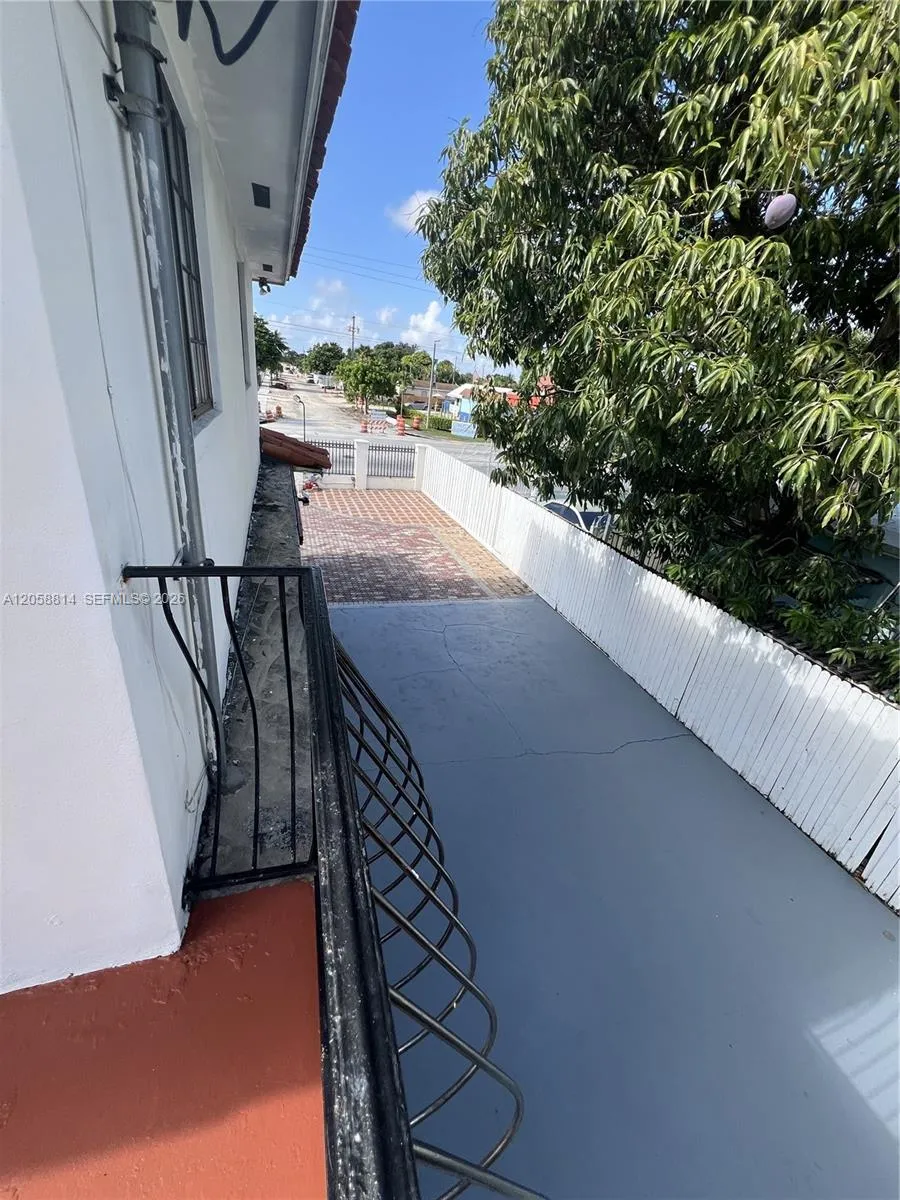 961 E 9th St Hialeah, FL 33010
