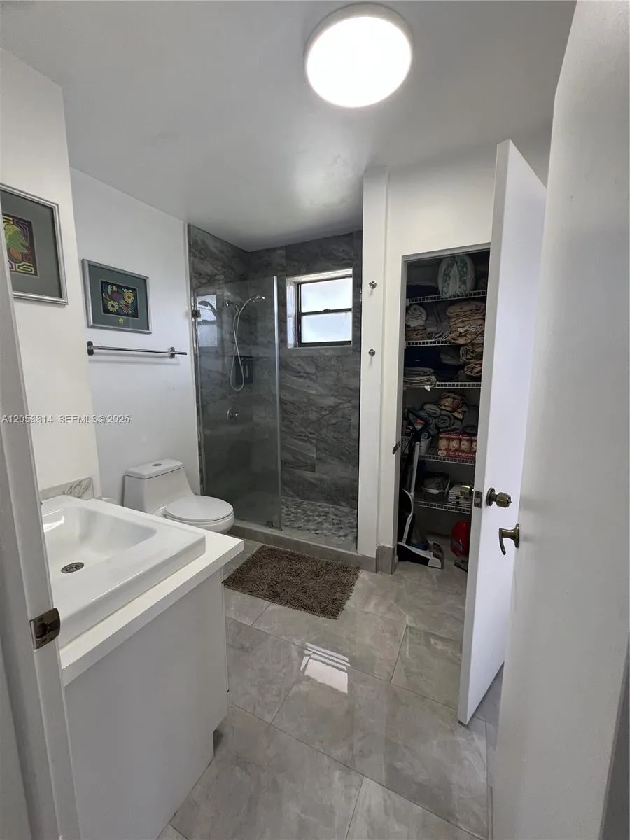 961 E 9th St Hialeah, FL 33010