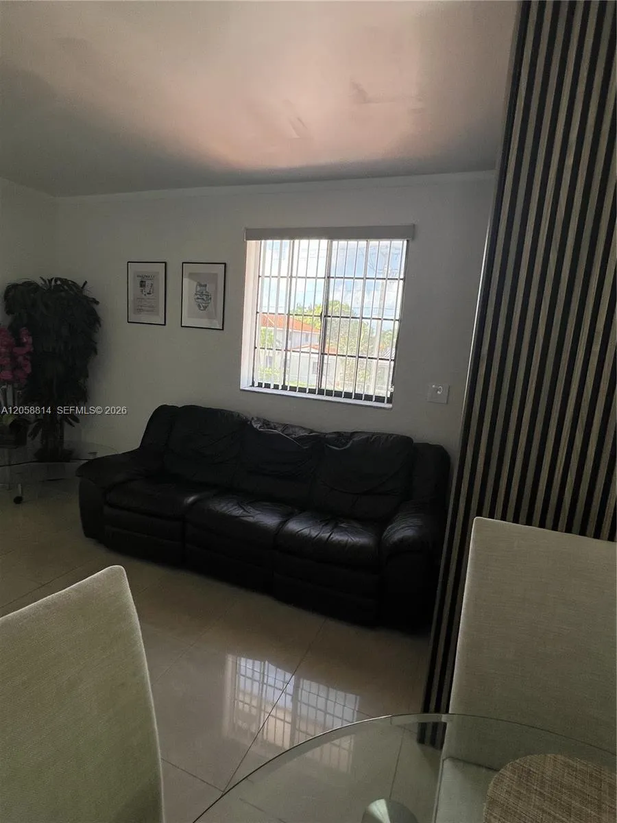 961 E 9th St Hialeah, FL 33010