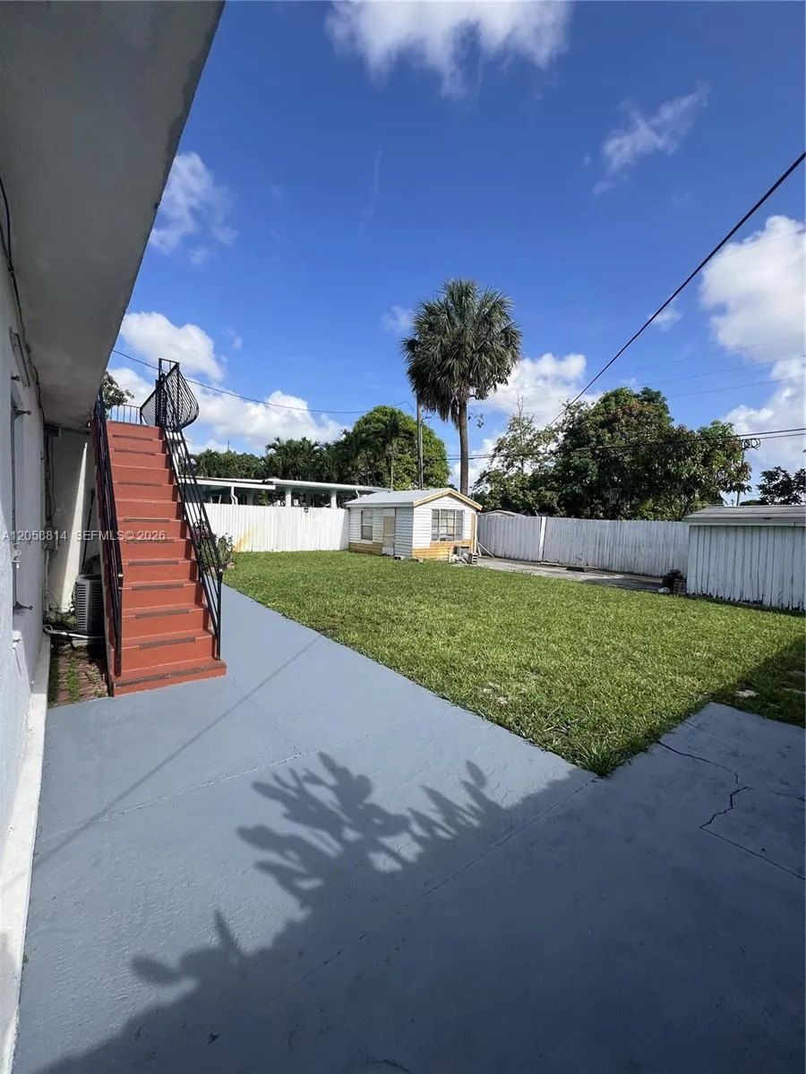 961 E 9th St Hialeah, FL 33010