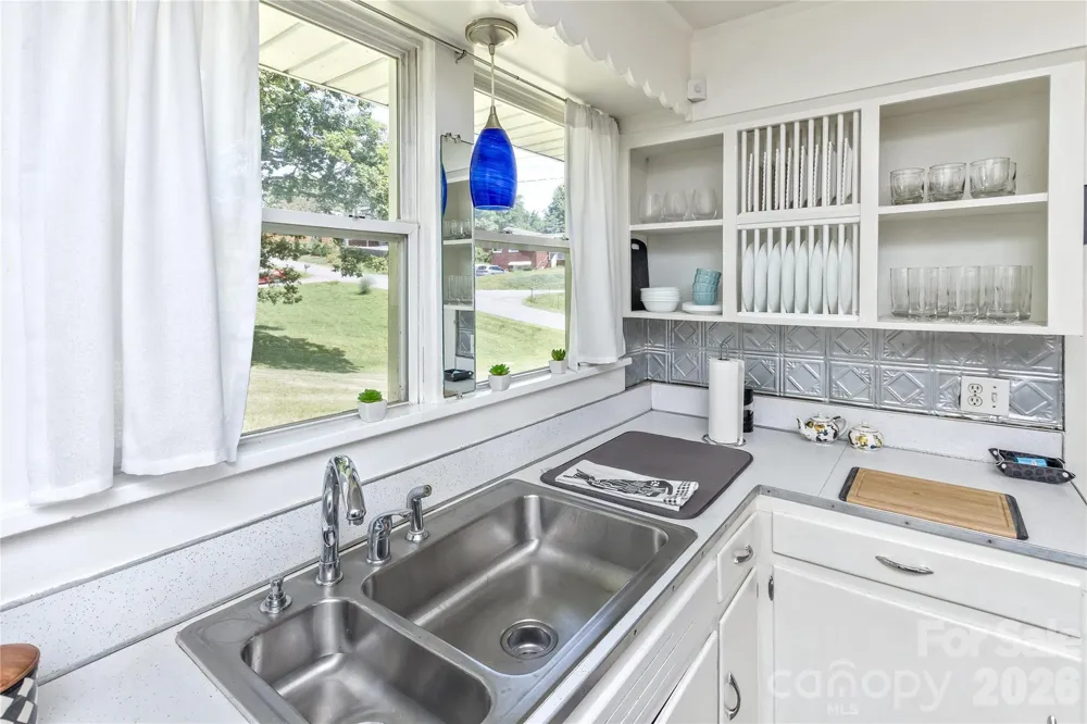 20 Cottage Street Woodfin, NC 28804