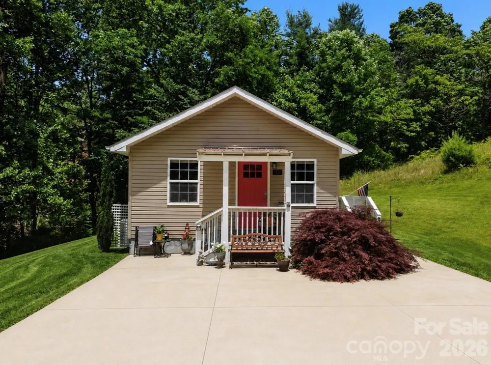 54 Thad Johnson Road Saluda, NC 28773