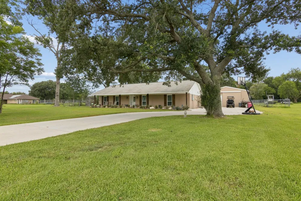 2865 County Road 936a Alvin, TX 77511