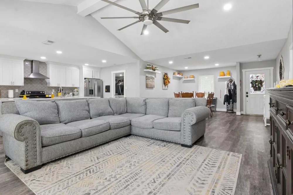 2865 County Road 936a Alvin, TX 77511