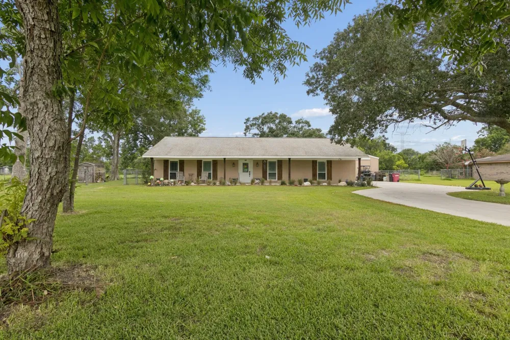 2865 County Road 936a Alvin, TX 77511