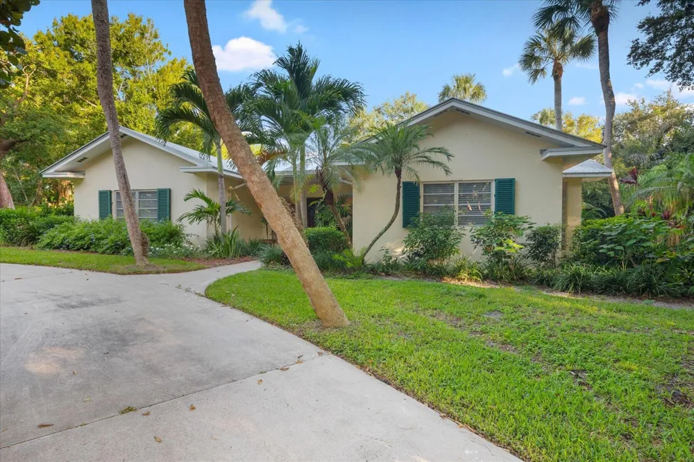 2422 Via Lucindia Drive Sewalls Point, FL 34996