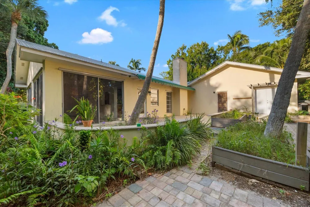 2422 Via Lucindia Drive Sewalls Point, FL 34996