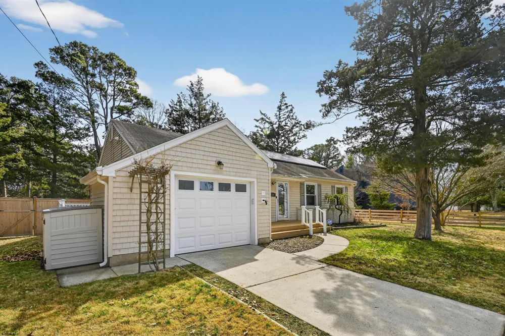 10 E Curran Dr Absecon, NJ 08201