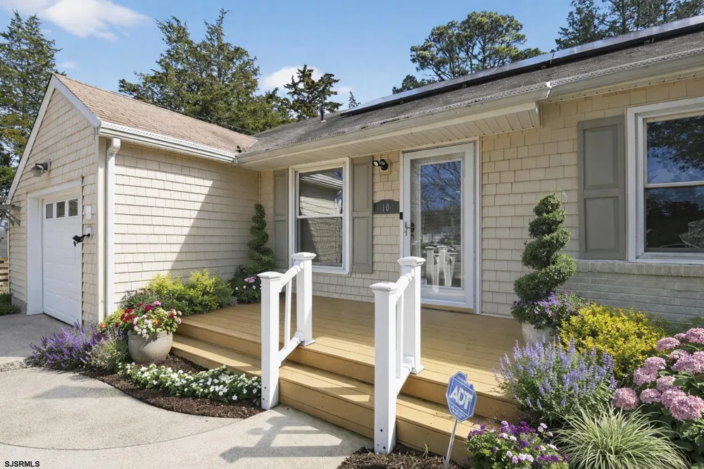 10 E Curran Dr Absecon, NJ 08201