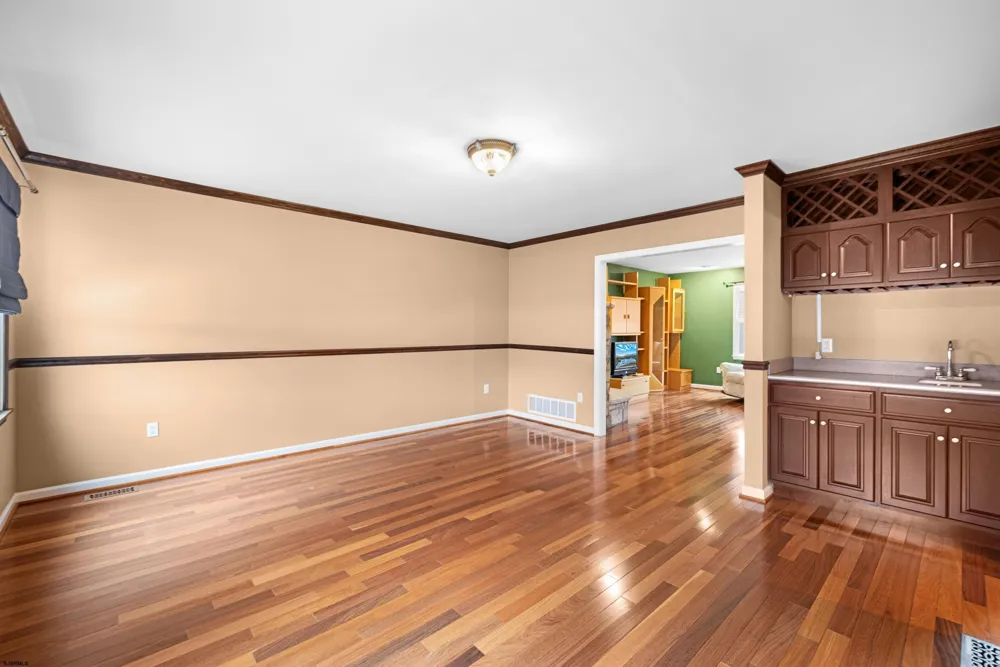8 Clayton Dr Ocean View, NJ 08230