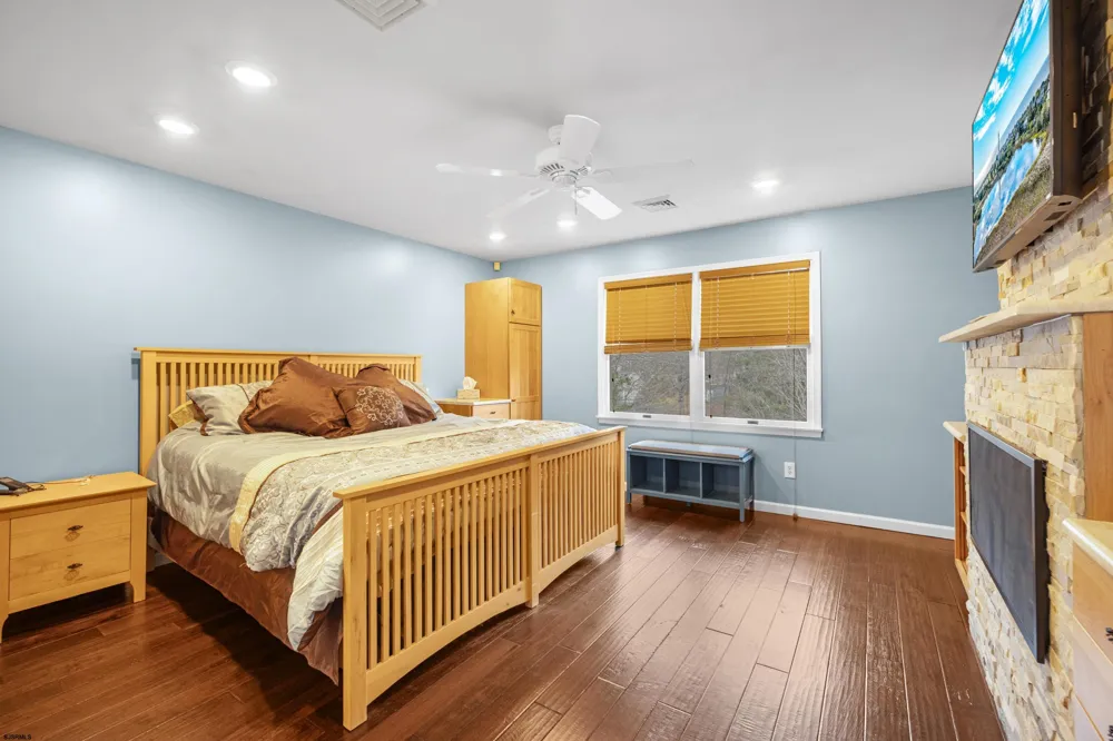 8 Clayton Dr Ocean View, NJ 08230