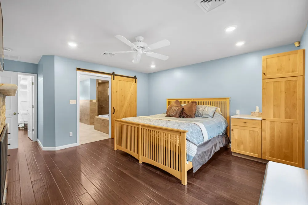 8 Clayton Dr Ocean View, NJ 08230
