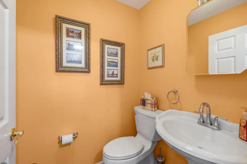 8 Clayton Dr Ocean View, NJ 08230