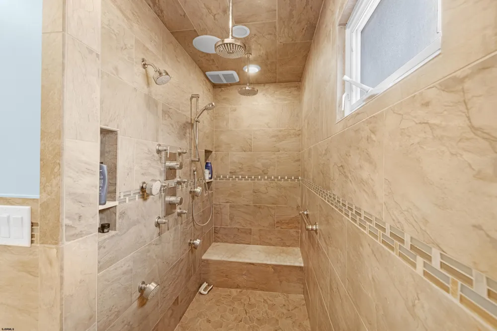 8 Clayton Dr Ocean View, NJ 08230