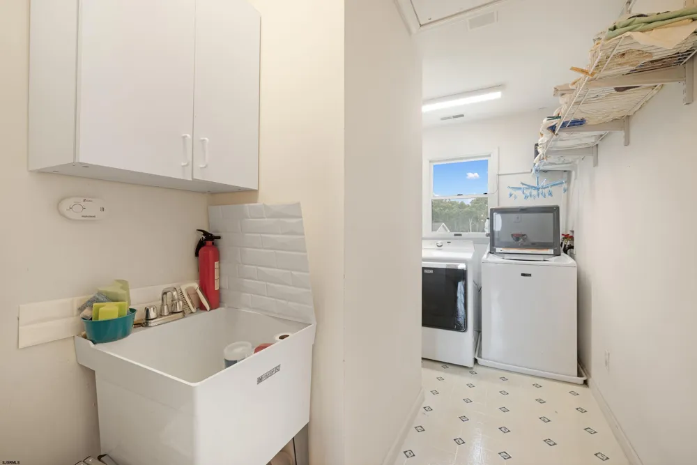 8 Clayton Dr Ocean View, NJ 08230