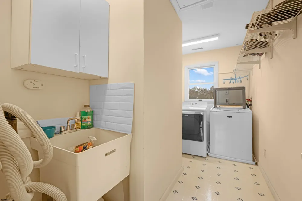8 Clayton Dr Ocean View, NJ 08230