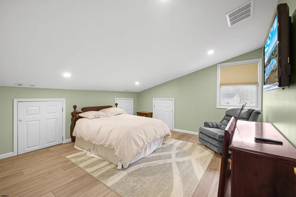8 Clayton Dr Ocean View, NJ 08230