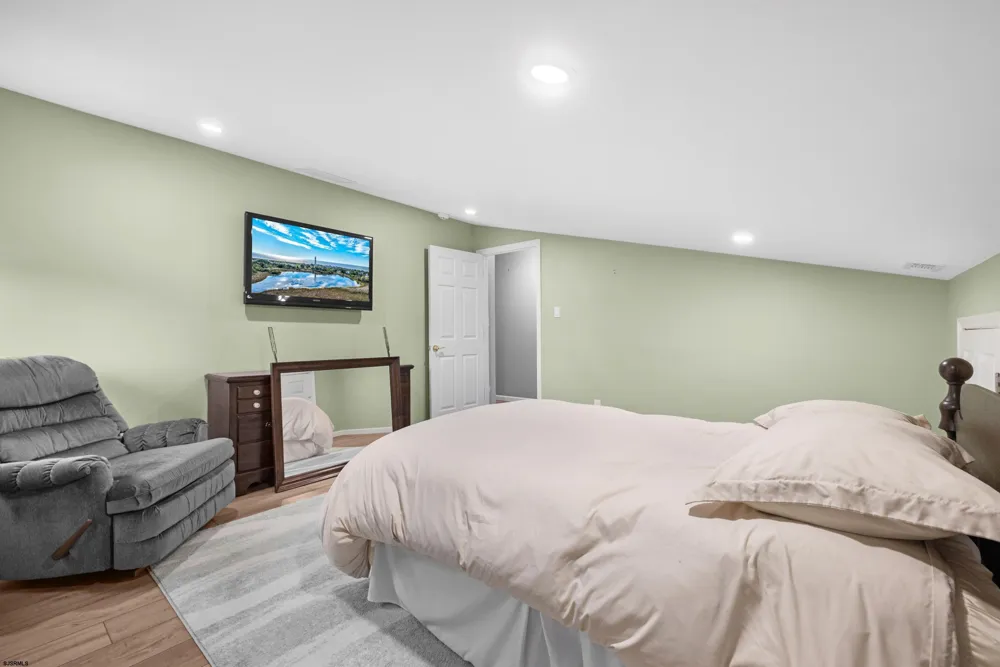 8 Clayton Dr Ocean View, NJ 08230