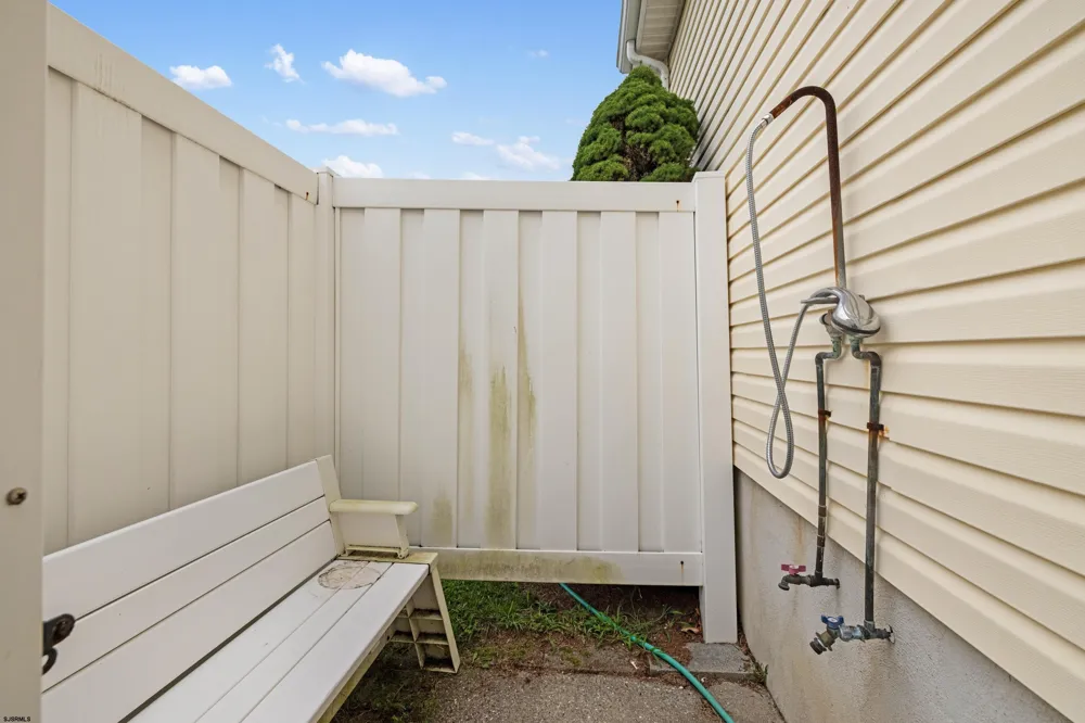 8 Clayton Dr Ocean View, NJ 08230