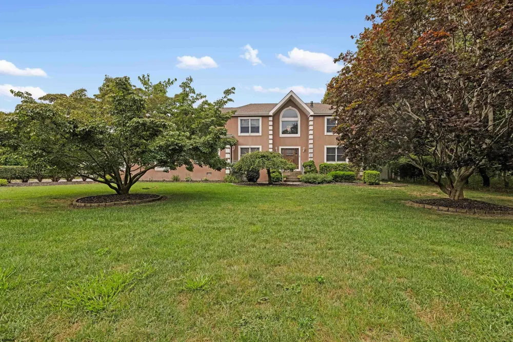 8 Clayton Dr Ocean View, NJ 08230